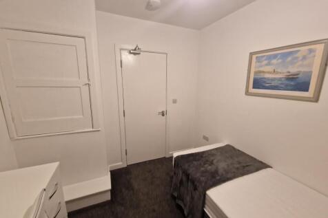 Compact, neatly presented single bedroom with n...