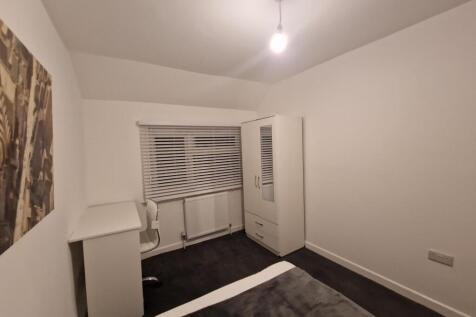 Bright, simply furnished double bedroom with a ...