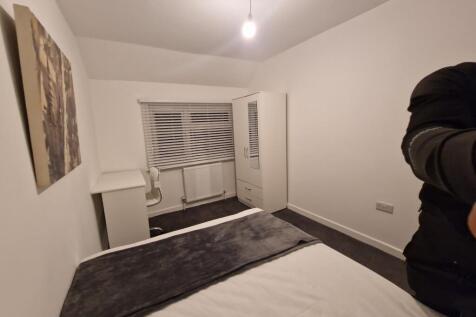 Bright, simply furnished double bedroom with a ...