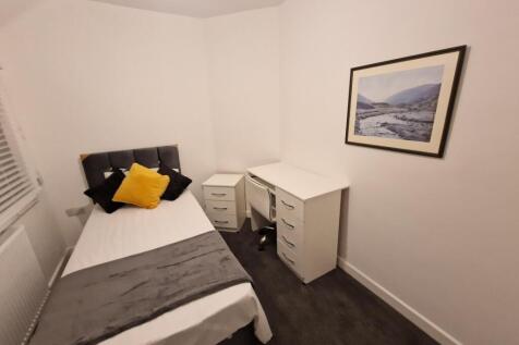 Bright, neatly presented single bedroom with a ...