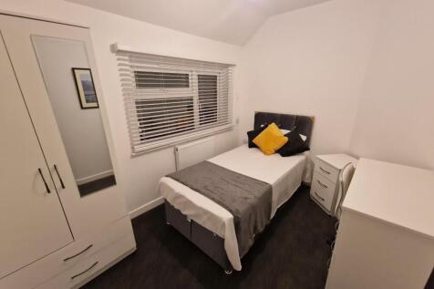 Neat single bedroom with a comfortable bed, uph...