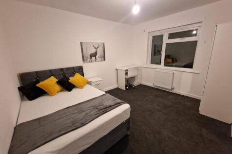 Bright, recently redecorated double bedroom wit...
