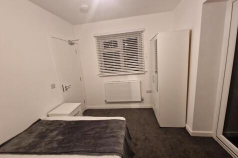 Bright, simply furnished double bedroom with ne...