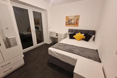 Bright, neatly presented double bedroom with a ...