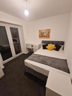 Bright, tidy double bedroom with a comfortable ...