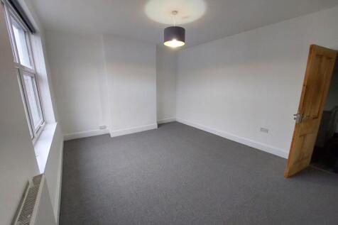 Bright, freshly painted double bedroom with lar...