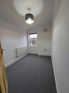 Bright, freshly painted single bedroom with a c...