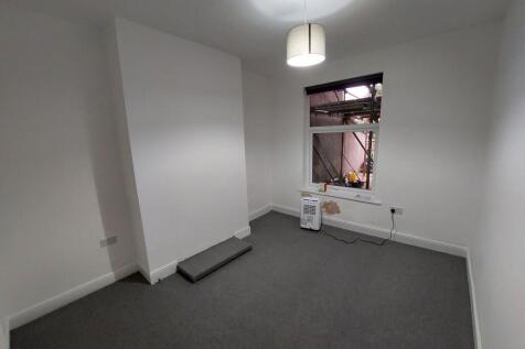 Bright, freshly painted single bedroom with neu...