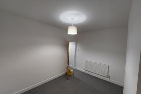Bright, freshly painted single bedroom with neu...