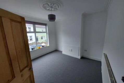 Bright, freshly painted double bedroom with a l...