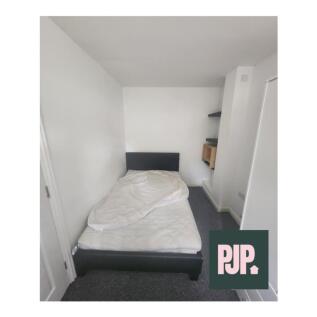 A cozy double bedroom featuring ample space for...