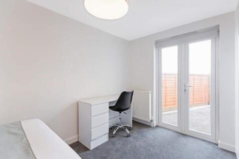 This inviting double bedroom features a spaciou...