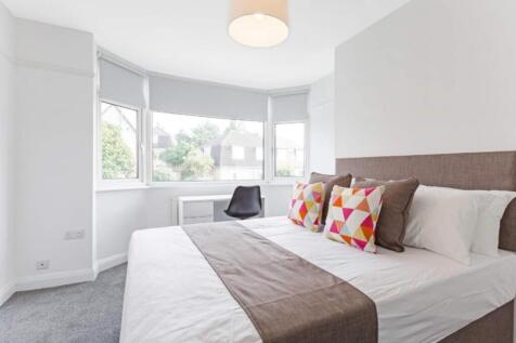 This inviting double bedroom features ample nat...