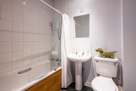 Bright, well-kept bathroom with a combined bath...