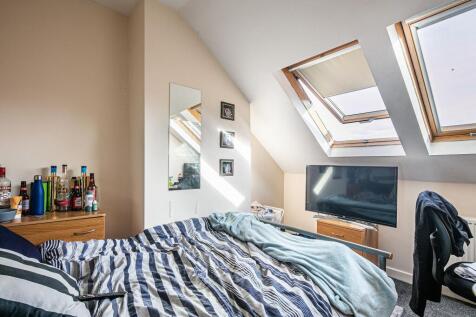 Bright attic double bedroom with sloped skyligh...