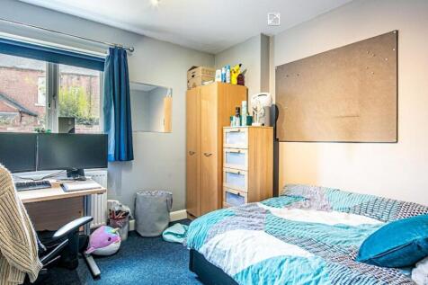 Bright, well-kept double bedroom with a comfort...