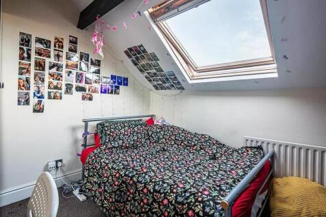 A cozy double bedroom featuring a comfortable b...