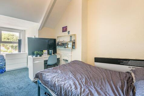 Bright, neatly presented double bedroom with a ...