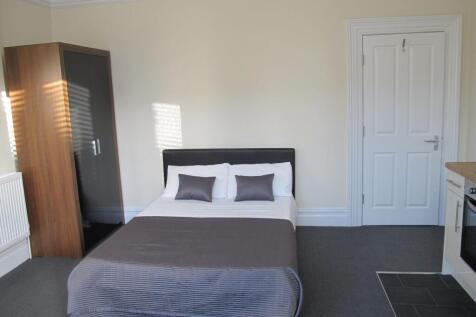Bright, neatly presented double bedroom with a ...
