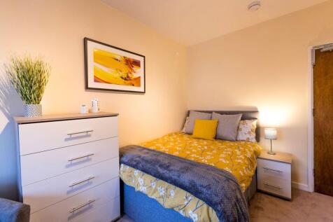 Well-styled double bedroom with a comfortable u...