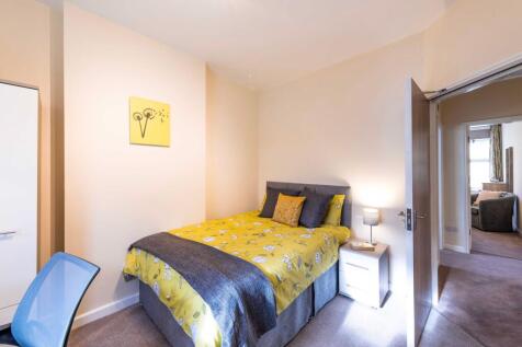 Bright, well-presented double bedroom with a co...