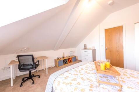 Bright, neatly staged double bedroom in a conve...
