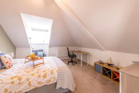 Bright, airy attic double bedroom with a comfor...