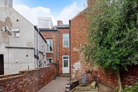 Enclosed rear garden with a gravel courtyard, e...