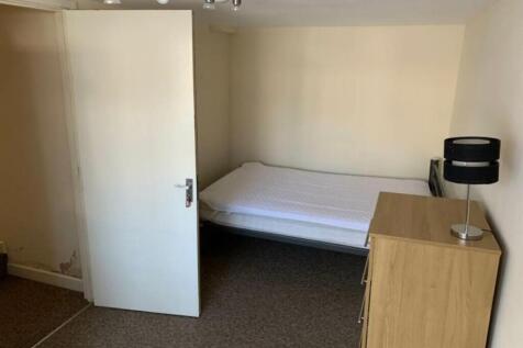 A cozy double bedroom with ample space for pers...