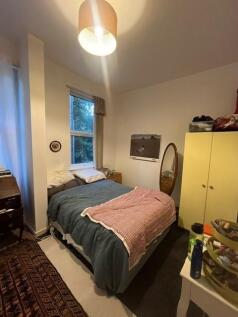 Cozy double bedroom with a comfortable double b...