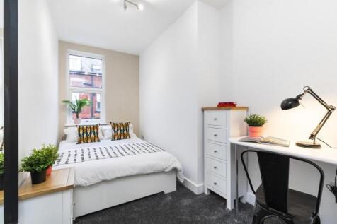 Bright, neatly presented double bedroom with a ...