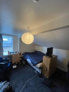 Cosy attic double bedroom with a double bed, be...