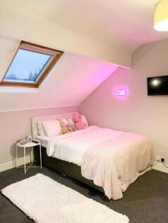 Bright, cozy attic double bedroom with a comfor...