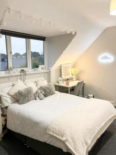 Bright, cosy double bedroom with a comfortable ...