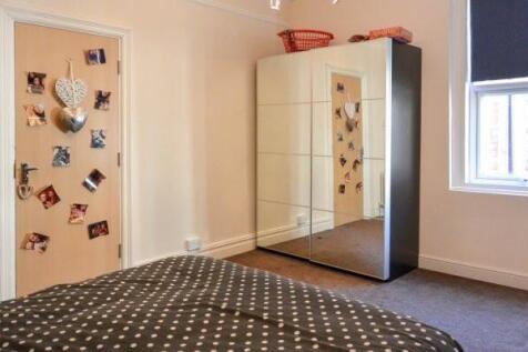 Well-presented double bedroom with a large mirr...