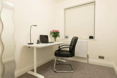 Bright, neutrally decorated single bedroom with...