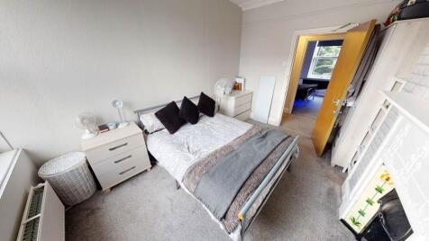 Bright, neatly presented double bedroom with a ...