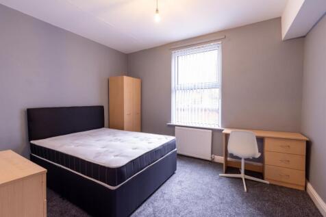 Bright, tidy double bedroom with a comfortable ...