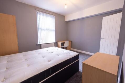 Bright, simply furnished double bedroom featuri...