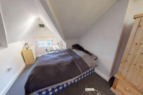 A cozy single bedroom with a double bed, neatly...