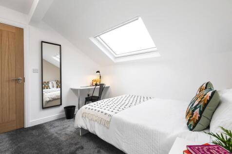 Bright, modern upstairs double bedroom with a c...