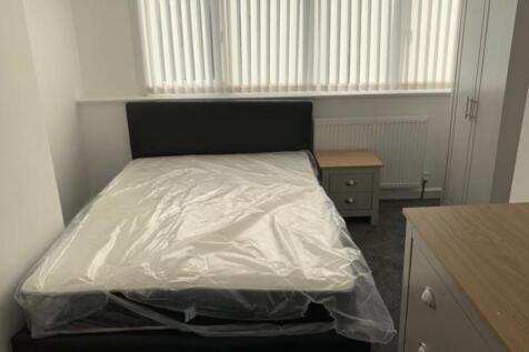 Bright, tidy double bedroom with a contemporary...