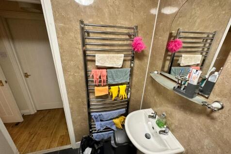 A tidy bathroom featuring modern fixtures and g...