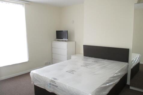 Bright double bedroom with a large window, fres...