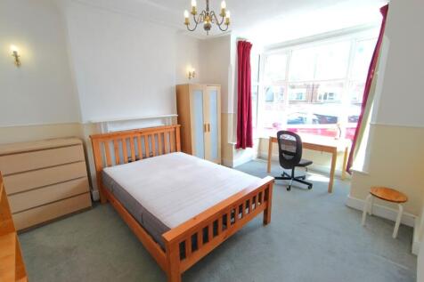 Bright, well-presented double bedroom with a la...