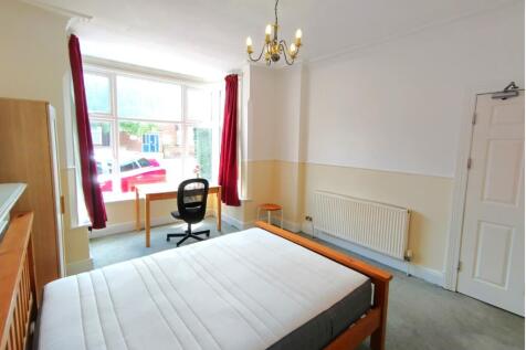 Bright, well-presented double bedroom with a la...