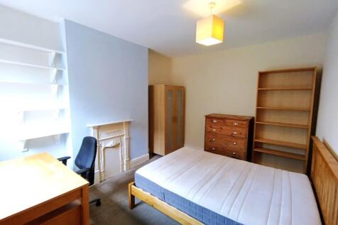 Bright, well-presented double bedroom featuring...