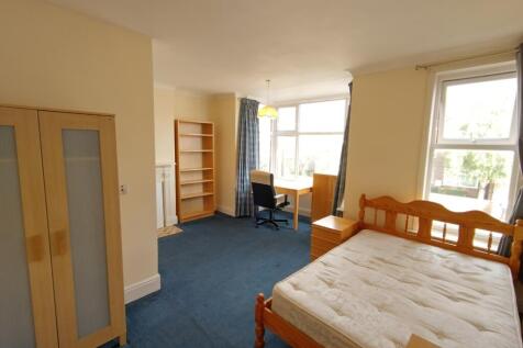 Bright, well-presented double bedroom with larg...