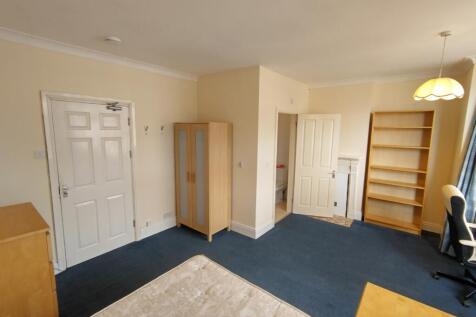 Bright, well-furnished double bedroom with buil...