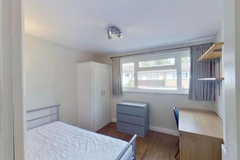 Bright, tidy double bedroom with a metal bed fr...